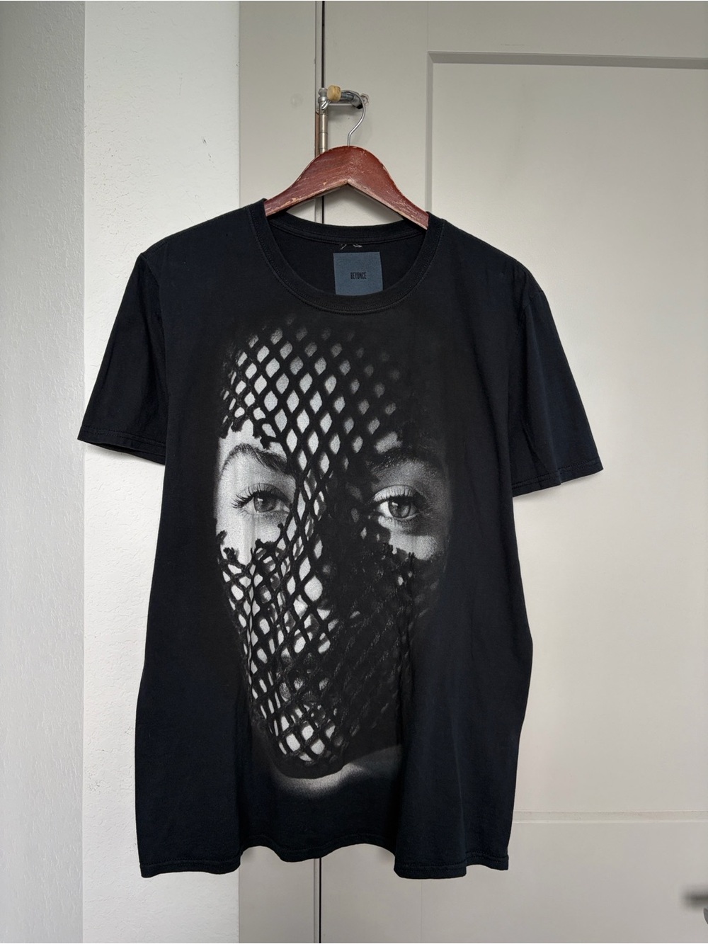 BEYONCÉ ON THE RUN TOUR GRAPHIC T-SHIRT BLACK WOMEN’S LARGE